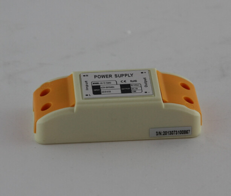ব্যাপক আবেদন 1A মিনি 80 * 32 * 22mm প্লাস্টিক কেস 12V ডিসি পাওয়ার সাপ্লাই LED