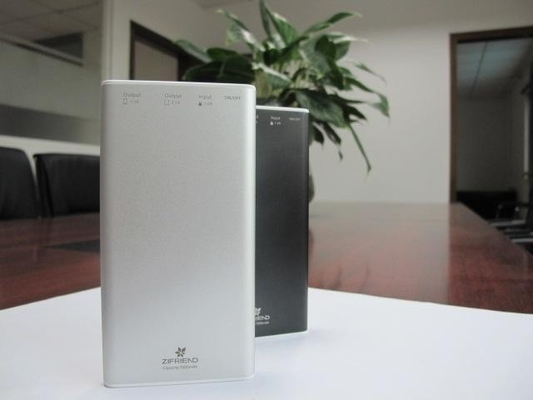 ব্ল্যাক হোয়াইট 5V মোবাইল পাওয়ার সাপ্লাই / 7000MAH পোর্টেবল পাওয়ার ব্যাংক